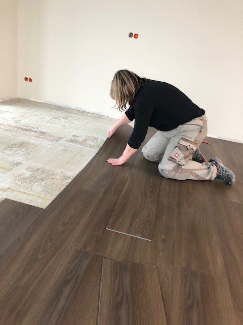 Persönliche Beratung im Showroom — Materialmuster für Bodenbeläge werden gemeinsam ausgewählt