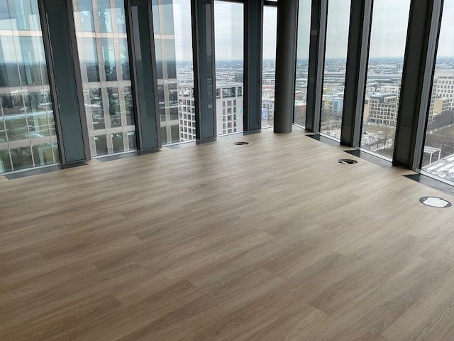 Modernes Bürohochhaus mit verlegtem Designboden in Holzoptik